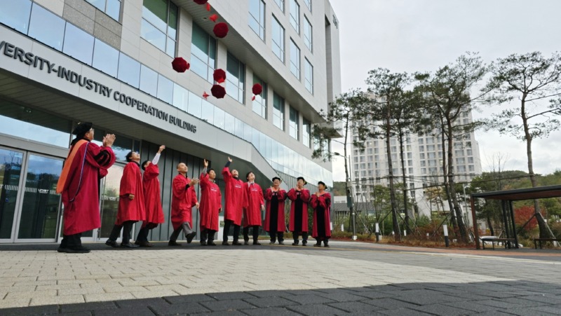 5. 용인특례시와 울산과학기술원이 공동 운영하는 '반도체 최고위과정' 4기 수료식이 12일 열렸다.jpg