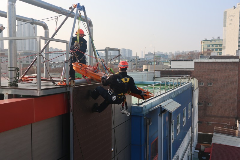 관련 사진(구조대상자를 좁은 통로를 통과해 구조하는 훈련)(3).JPG