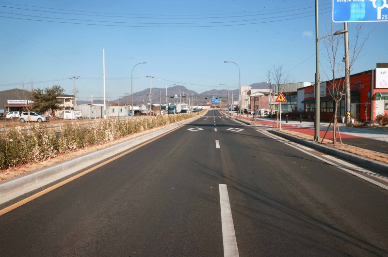 8-3. 18일 이상일 용인특례시장이 처인구 이동읍 송전입구 도로확장 공사가 마무리된 현장을 점검했다..jpg