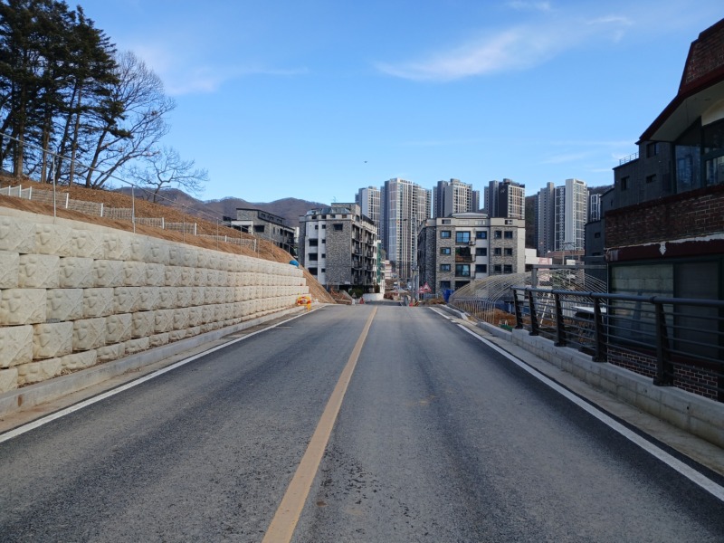 4. 용인특례시 처인구가 모현읍 왕산2리 모산마을 일원에 소로를 개설했다..jpg