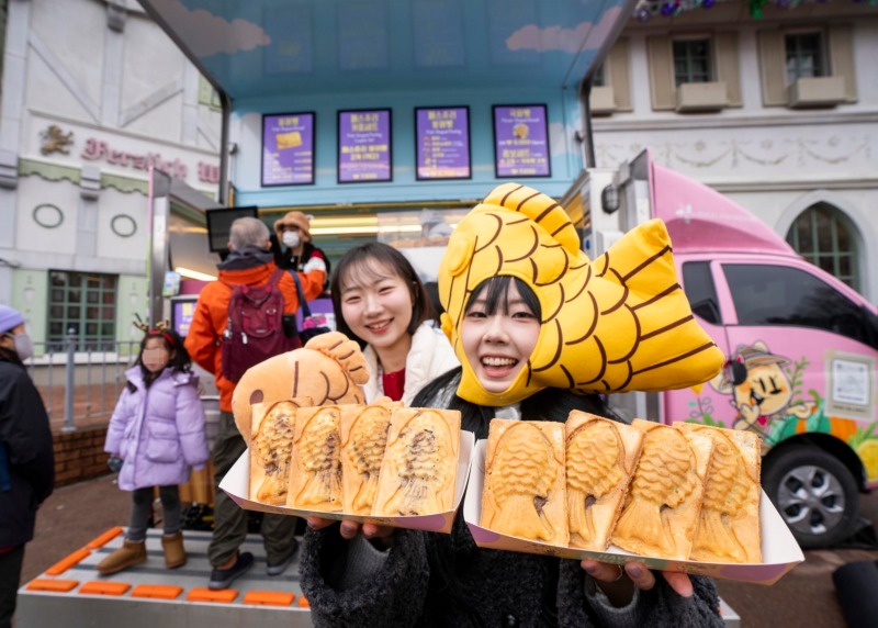 1. 에버랜드, 붕어빵을 든 모델이 왓에버 시리즈 1월 테마인 붕어빵 러쉬를 소개하는 모습.jpg