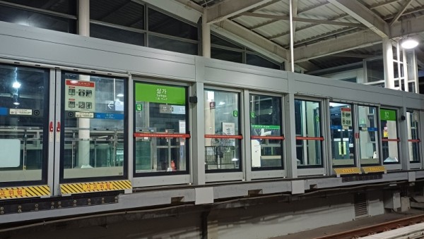 2. 용인특례시는 용인경전철 이용객의 안전을 위해 승강장 안전문 가동문 이탈방지 가이드 슈 보강공사를 마쳤다..jpg